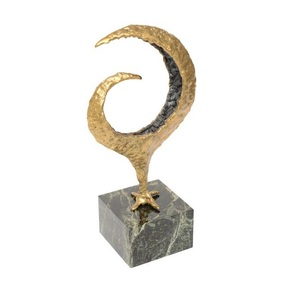 Escultura Moderna de Pareja Abrazándose dentro de un Anillo de Corazón de Madera, Figura Decorativa de Aluminio Hecha a Mano, Escultura Humana para el Hogar - Product Image 4