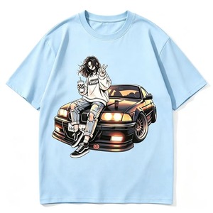 เสื้อยืดคอกลมแขนสั้นสีฟ้าอ่อนสำหรับผู้ชาย เสื้อยืดพิมพ์ลายการ์ตูนสาวอนิเมะและรถยนต์ - Product Image 1