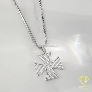Collier pendentif religieux de créateur avec diamants de laboratoire brillants et style streetwear - Product Image 3