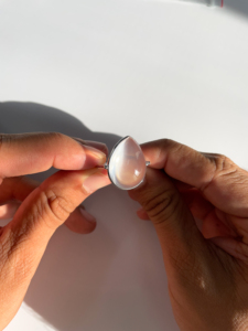 Bague en argent sterling 925 avec pierre en forme de goutte de quartz rose et eau de rose, style minimaliste solitaire - Product Image 5