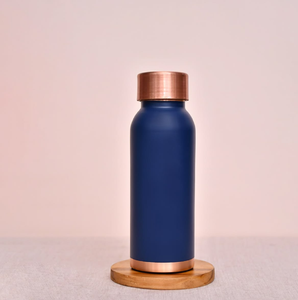 Elegante botella de cobre con revestimiento azul mate que contrasta bellamente con una tapa metálica cálida, disponible a precios de mayorista. - Product Image 1