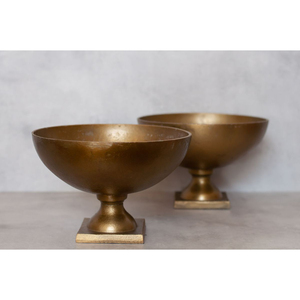 Cuenco de metal antiguo hecho a mano con pedestal de latón para decoración de bodas y hogar, cuenco vintage dorado con base para servir frutas en mesas de hotel. - Product Image 1