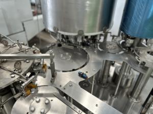 Máquina Automática 3 en 1 para Enjuague, Llenado y Tapado de Botellas de Plástico para Bebidas con Control Digital del Motor - Product Image 4