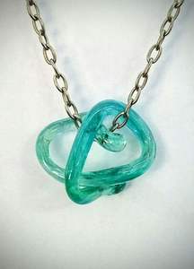 Collar con Colgante de Resina Teñida a Mano TCE, Joyería de Inspiración Natural, Regalo Minimalista de Moda para Mujer, Hecho por Artesanos - Product Image 6