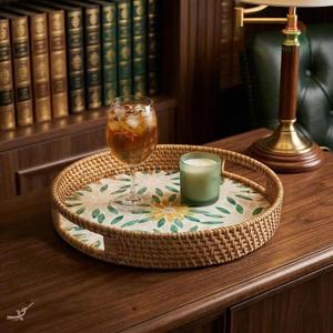 Plateau rond en rotin et nacre à motif floral, plateau décoratif artisanal, cadeau élégant et naturel fait main - Product Image 5