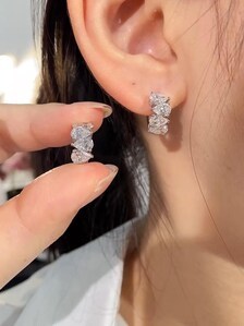 Boucles d'oreilles clous classiques en or 14 carats avec diamant de laboratoire en forme de poire de 2 carats, certifiées IGI, bijoux floraux de mariée, collection Apricot Jewels - Product Image 2