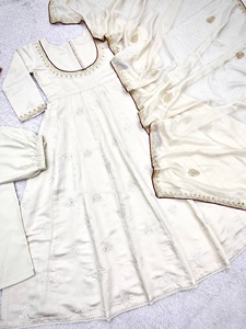 Nuevo conjunto de salwar kameez de diseño moderno para bodas y festivales, de un proveedor y exportador indio. - Product Image 4