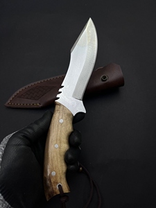Couteau de chasse Bushcraft Maysara HC-167 – Lame fixe en acier inoxydable avec bord partiellement dentelé et manche en bois de noyer - Product Image 2