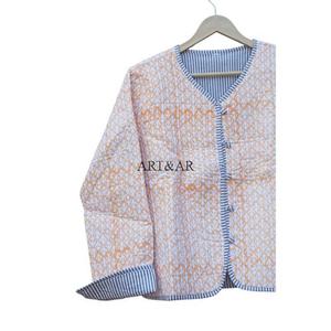 Veste matelassée confortable pour femmes, tricotée, imprimée, 100% coton biologique, boutonnière, fabrication artisanale indienne, design floral élégant vintage - Product Image 3