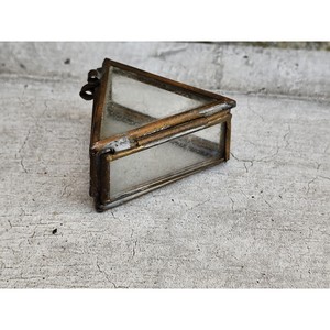 Chaque détail de cette boîte à bijoux en métal et en verre reflète une artisanat de qualité et un goût raffiné. - Product Image 6