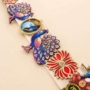 Décoration de porte artisanale en acrylique, motif Krishna, paon et lotus, style Bandhanwar Toran, pour fêtes, mariages, Pooja et décoration intérieure. - Product Image 6
