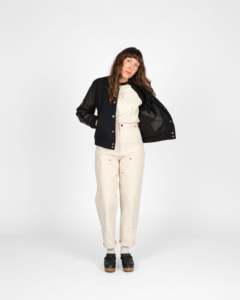 Chaqueta Bomber Varsity Personalizada para Mujer en Lana Negra y Cuero – Cuerpo de Lana Premium, Mangas de Cuero, Puños Acanalados y Botones a Presión - Product Image 3