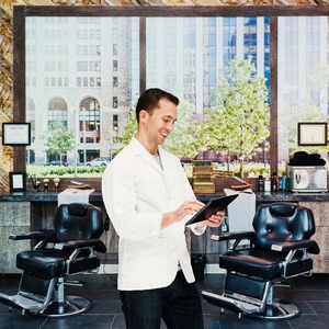Services de logiciels de gestion personnalisés pour salons de coiffure, offrant des systèmes numériques de gestion de file d'attente rapide - Product Image 4