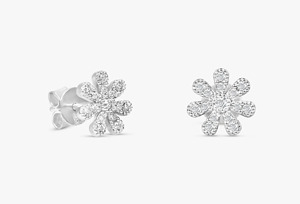 Boucles d'oreilles clous en or jaune avec diamants de laboratoire floraux - Product Image 3