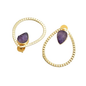 Boucles d'oreilles sophistiquées ornées de pierres précieuses polies, revêtement doré et qualité artisanale. - Product Image 4