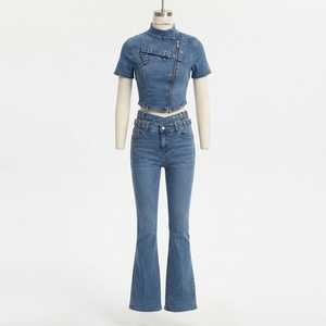 Ensemble haut en jean et jean évasé pour femme, col montant, manches courtes, détail croisé, coupe ajustée, tenue tendance deux pièces - Product Image 3