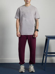 T-shirt pour homme anti-rides en tricot gaufré avec patchs universitaires, polyester de haute qualité, vêtement décontracté à séchage rapide - Product Image 4