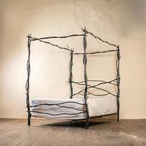 Cama con Dosel de Hierro Forjado a Mano de Lujo, Estilo Rústico con Ramas, Muebles de Dormitorio Artesanales - Product Image 1