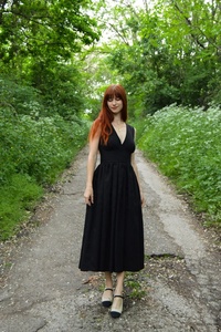 Robe formelle mi-longue en mousseline de soie à col en V sans manches avec jupe évasée à motif floral pour femme - Product Image 5