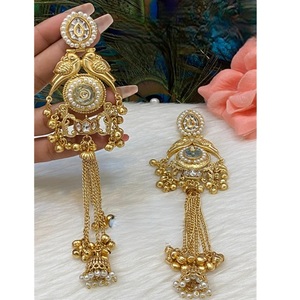 Pendientes largos con acabado dorado de calidad premium y estilo Kundan para mujeres y niñas, colección para fiestas y eventos nocturnos. - Product Image 1