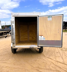 Remolque de Carga Cerrado de Alta Resistencia con Amplio Interior, Suspensión de Eje Tándem, Puertas de Entrada Seguras y Protección Reforzada - Product Image 5