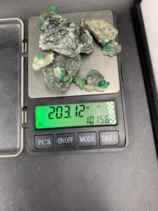 Spécimens de cristal d'émeraude verte naturelle, matrice de pierres brutes de forme irrégulière, pour la fabrication de bijoux, pièces de collection, pièces à exposer, brillent dans le noir, 203g - Product Image 2
