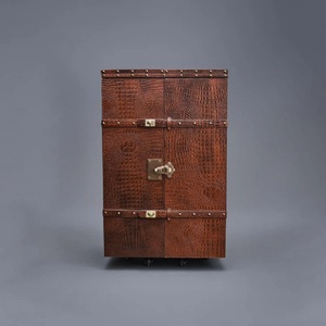 Mueble Bar de Cuero Ecológico, Mueble de Almacenamiento Moderno, Color Marrón Buffet, Armario Bar de 2 Puertas, Mueble de Lujo Hecho a Mano para el Hogar u Oficina - Product Image 1