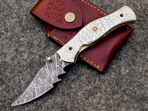 Cuchillo Plegable de Acero de Damasco Hecho a Mano con Mango Grabado a Mano y Funda de Cuero - Cuchillo de Bolsillo EDC Personalizado con Bloqueo Liner Lock - Product Image 1
