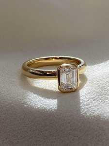 Anillo de compromiso con diamante cultivado en laboratorio de 1.5 CT con corte esmeralda y bisel – Solitario audaz (certificado IGI) - Product Image 3