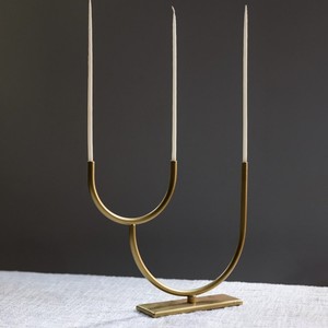 Candélabre moderne en or en forme de U avec trois chandeliers fins sur une base rectangulaire pour une décoration chic et minimaliste - Product Image 2