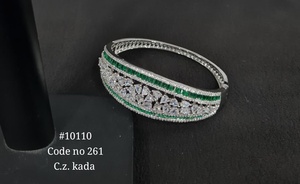 Brazalete de latón con circonita cúbica 10110, clásico, imitación de rodio, con pedrería de corte pera y diseño floral, ideal para fiestas. - Product Image 4