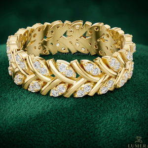 Bague d'éternité en diamant d'inspiration naturelle avec motifs de feuilles répétés, accents pavés ronds brillants et bande large audacieuse, design de luxe - Product Image 5