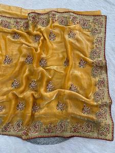 Sari en satin de soie élégant pour les occasions spéciales – Broderie motif cygne avec bordure riche et chemisier - Product Image 2