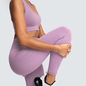 Conjunto de yoga premium para mujer diseñado con tela ligera de secado rápido, costuras duraderas y construcción sin costuras para mayor comodidad en el entrenamiento. - Product Image 4