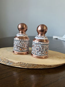 Ensemble de salières et poivrières décoratives en métal de luxe moderne pour table à manger et comptoir de cuisine - Product Image 5