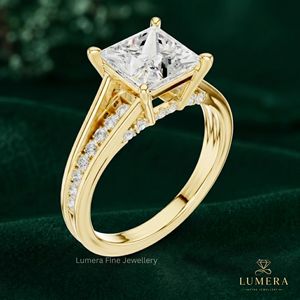 Bague moderne en or avec diamant de laboratoire taille princesse, sertie de quatre griffes, design triple bande, spéciale pour femme - Product Image 3