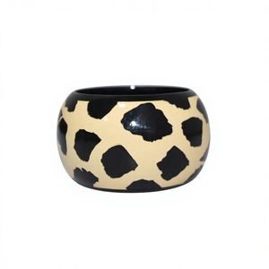 Brazaletes de madera vintage de diseño de primera calidad, impresos a mano, con acabado pulido, empaque personalizado, para mujer, para todas las ocasiones. - Product Image 1