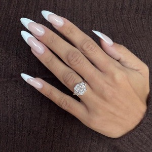 Anillo de Compromiso de Tres Piedras con Diamante Cultivado en Laboratorio de Corte Radiante de 5 TCW, Piedras Laterales Trapezoidales, Certificado IGI, Oro Sólido de 14K, para Boda o Fiesta - Product Image 6