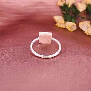 แหวนเงินแท้ 925 ดีไซน์พีระมิดมินิมอลสำหรับผู้หญิง - Product Image 3