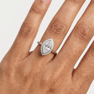 Bague de fiançailles pour femme en platine et diamant taille marquise 2 carats, style classique avec halo et diamants latéraux, certifiée GIA - Product Image 5