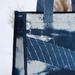 กระเป๋าผ้าแคนวาสย้อมสีอินดิโก้แบบ Shibori เป็นมิตรกับสิ่งแวดล้อม ขายส่ง พร้อมลายปักซาชิโกะ สไตล์ญี่ปุ่น ใช้สะพายไหล่หรือถือได้ - Product Image 3