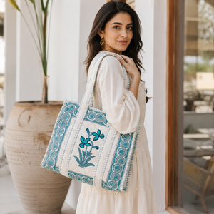 Bolso de mano de lujo de algodón estampado a mano de Jaipur, grande, acolchado, con estampado floral azul, para mujer, ideal para viajes y compras. - Product Image 3