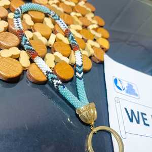 WE HERE EXPORTS Llavero de pulsera de moda para mujer con cuentas de semillas naturales hechas a mano, perlas de imitación y diseño de llave, con inserción para uñas, ideal como regalo. - Product Image 4