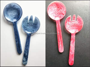 Ensemble de service à salade en résine au design nordique dans des couleurs personnalisées avec un nouvel ensemble de service à salade au design fait main et d'emballage - Product Image 3