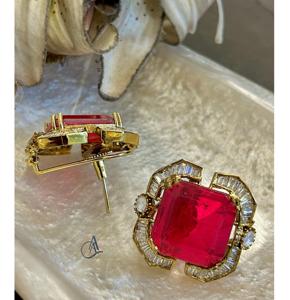 Exquisitos Pendientes de Clip con Doble Zirconia Cúbica Chapados en Oro de la Mejor Calidad para Mujer, Ideales para Fiestas y Eventos Nocturnos - Product Image 1