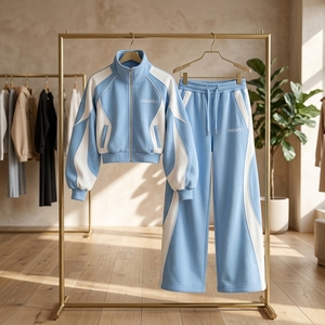 Conjunto Deportivo Azul Cielo Personalizado para Mujer, Chaqueta con Cierre y Pantalones Jogger Acampanados con Paneles Blancos en Contraste, Ropa Urbana Premium, Venta al Por Mayor OEM - Product Image 4