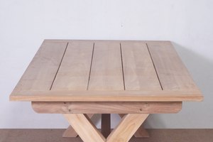 Table à manger en teck massif Nami, design moderne et durable pour l'extérieur, pieds croisés, meubles robustes, patine grise, pour la maison, le jardin, la plage, les hôtels - Product Image 4