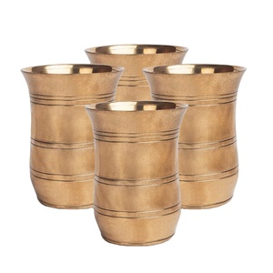 Ensemble de gobelet et de verre Puja en laiton pur Ustensiles en métal et décor d'ambiance en verre Pital Lifestyle - Product Image 1