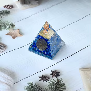 Pyramide décorative en fluorite bleue incrustée d'un disque métallique et d'éléments dorés pour la décoration intérieure - Product Image 1