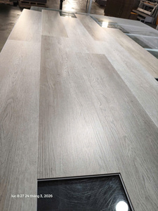 Revêtement de sol SPC moderne avec système de clic étanche à l'eau pour planches larges, idéal pour la maison et le bureau - Product Image 3